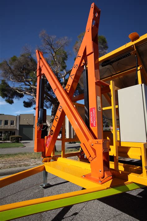 linear articulated mast
